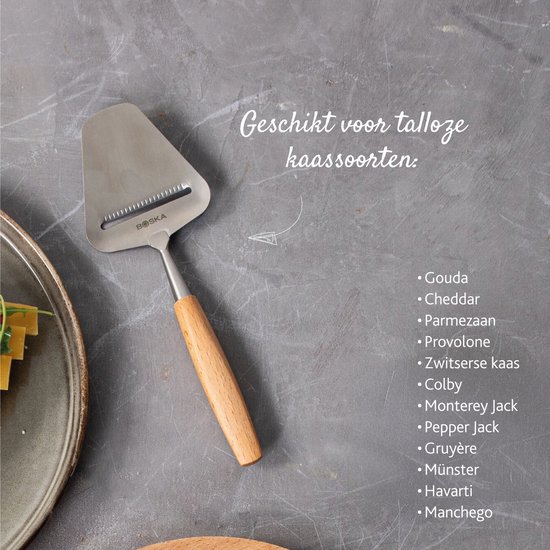 Een kaasrasp met een roestvrijstalen blad en een houten handvat, die een blok kaas snijdt.