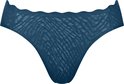 Donkerblauwe string met golfvormige rand en visgraatpatroon.