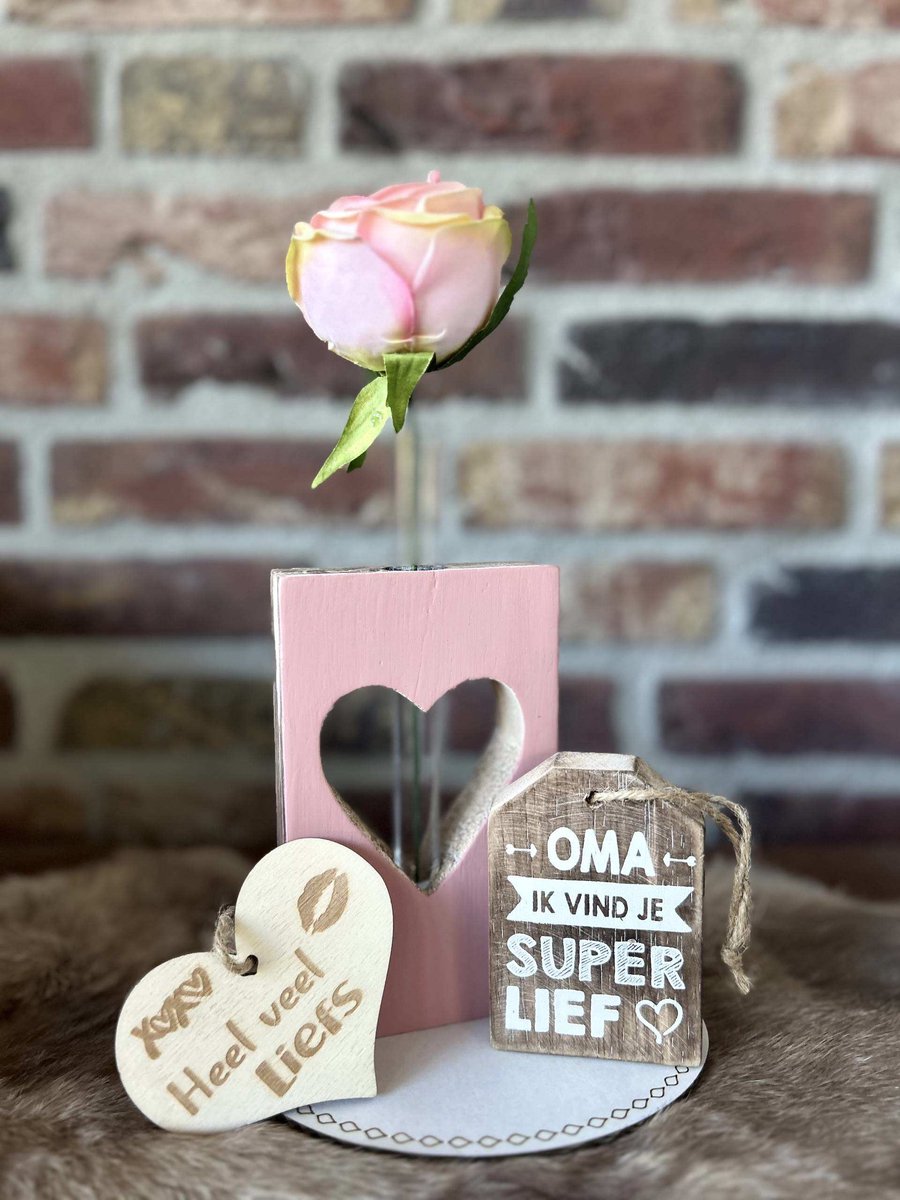 Creaties van hier – Cadeau pakket hangertje oma lief - Blok hart roze met buisje en roos – teksthanger oma - met houten hartje -
