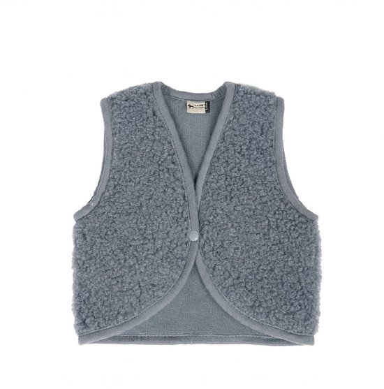 Grijs vestje van Alwero in zachte lamswol met een ronde hals en een enkele knoopsluiting.