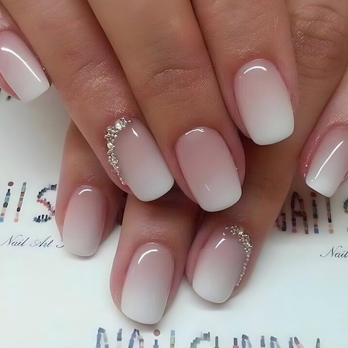 on Nails kort, vierkant, roze, ombre, wit, 3D, strassteentjes, bruiloft, kunstnagels met nagellijm, roze wit, kleurverloop