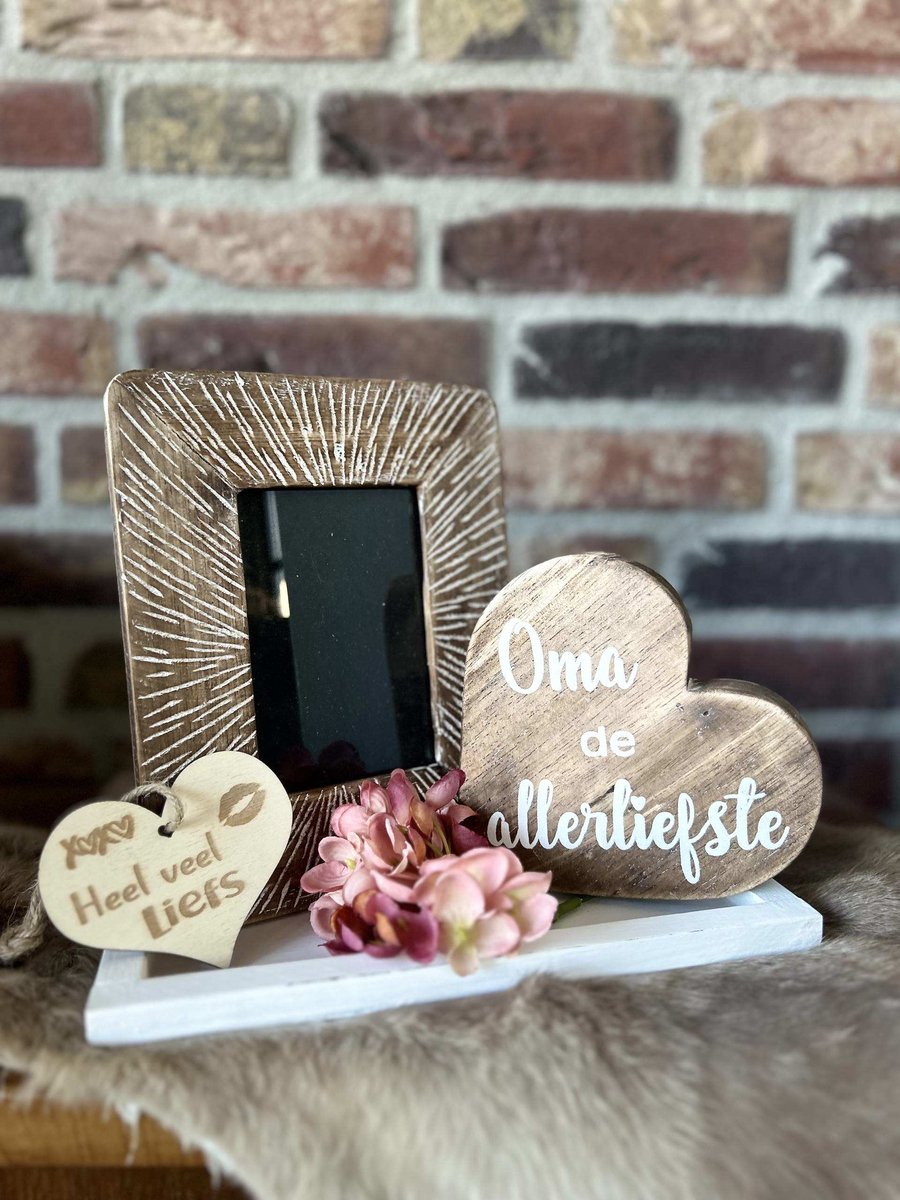Creaties van hier – Cadeau pakket fotolijstje Oma de allerliefste - dienblaadje wit - bloem – Fotolijstje - teksthart Oma naturel - met houten hartje