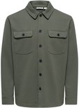 Olijfgroene, lange mouwen oversized shirt met kraag, twee borstzakken met knopen en donkere knopen.
