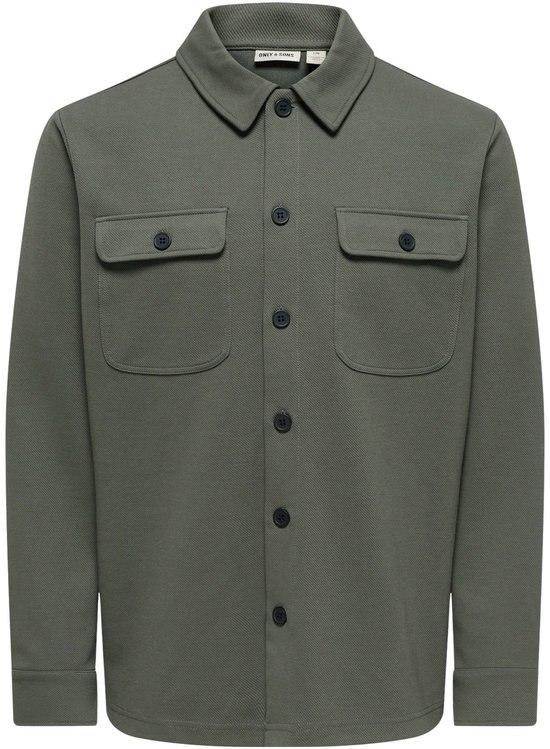 Olijfgroene, lange mouwen oversized shirt met kraag, twee borstzakken met knopen en donkere knopen.
