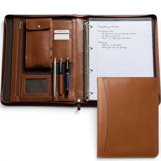 Chemise de conférence A4 en cuir marron avec porte-stylos, fentes pour cartes de crédit, poche à bouton-pression et bloc-notes à anneaux.