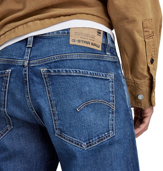 Achterkant van de Mosa Straight Jeans met G-Star Raw label, faded atlantic ocean denim.