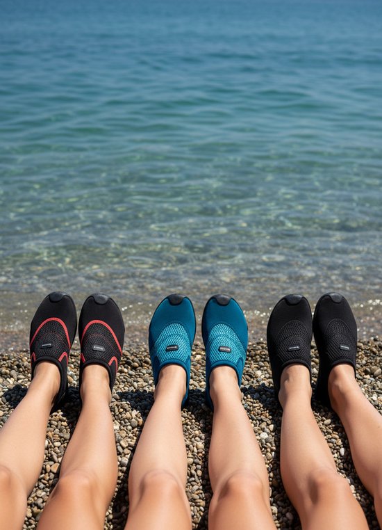 Drie paar waterschoenen: zwart met rood, blauw, en zwart. Geplaatst op een kiezelstrand bij de zee.