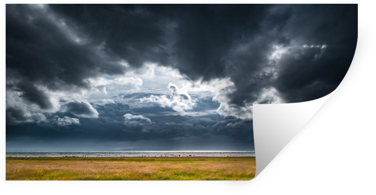 Muurstickers - Sticker Folie - Donkere wolken boven een groen landschap - 40x20 cm - Plakf
