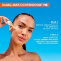 Vrouw met donker haar brengt serum aan op gezicht en hals, 'Stap 1: Breng 3-4 druppels aan op gereinigd gezicht en hals. Stap 2: Breng dagelijks UV-bescherming aan voor meer doeltreffendheid tegen pigmentvlekken.'