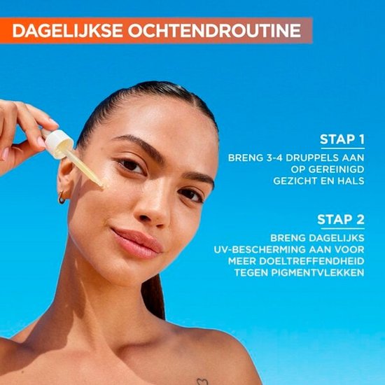 Vrouw met donker haar brengt serum aan op gezicht en hals, 'Stap 1: Breng 3-4 druppels aan op gereinigd gezicht en hals. Stap 2: Breng dagelijks UV-bescherming aan voor meer doeltreffendheid tegen pigmentvlekken.'