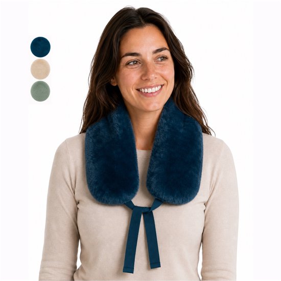 Vrouw met een zacht, donkerblauw bontje om haar nek, vastgebonden met linten.