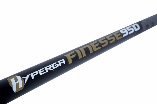 Close-up van een zwarte hengel met witte en gouden tekst 'HYPERGA FINESSE 950'.