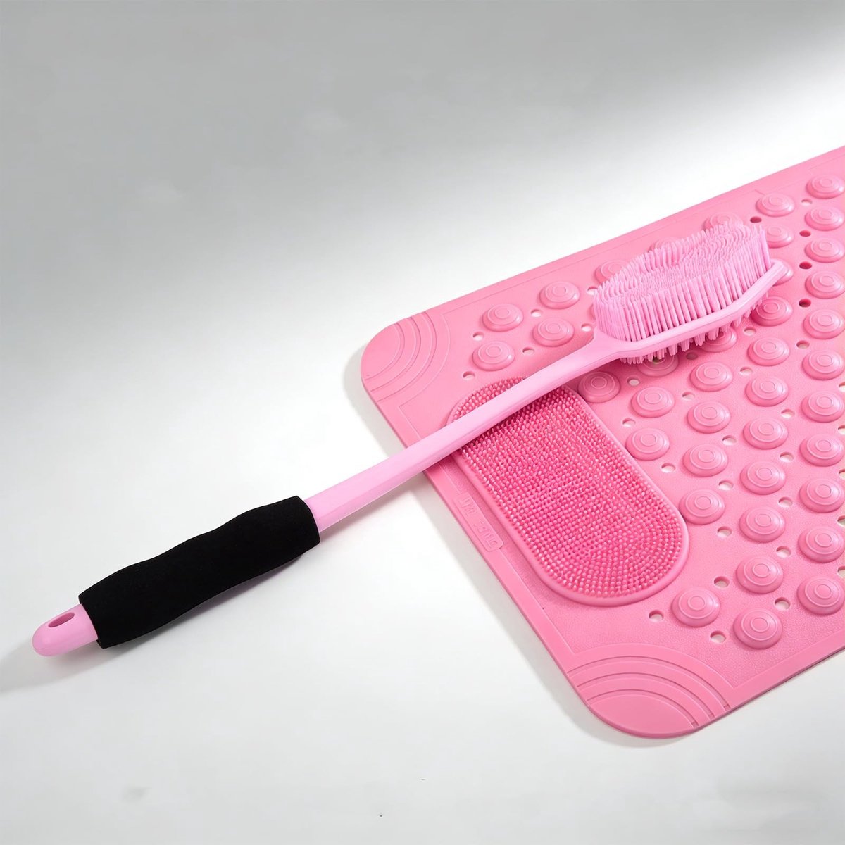 Dailygoods- Badmat Antislip 70 x 39 cm - Doucheborstel Set - Siliconen Rugscrubber 37,5 cm - Exfoliërende Lichaamsborstel - Badkamer Accessoires - Complete Set - Badkamermat
