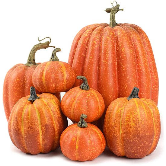 Un groupe de six citrouilles artificielles orange avec des tiges vertes, de différentes tailles. Texture tachetée de jaune.