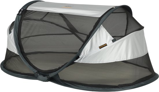 Gesloten grijs-wit Deryan baby campingbedje met mesh-panelen.