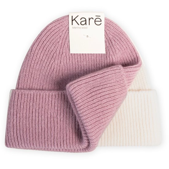 Twee gebreide mutsen, één in zachtroze en één in crème, met ribbelstructuur. Een wit label met 'Kare Merino wool'.
