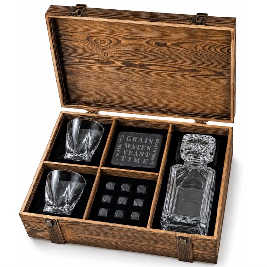 Open houten kist met 2 whiskeyglazen, onderzetters, 9 stenen en een karaffen.