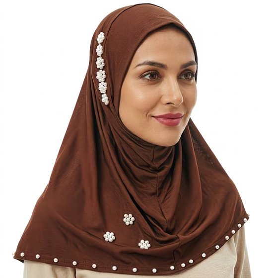 Bruine hijab met pareldetails, gedragen door een vrouw, close-up portret.