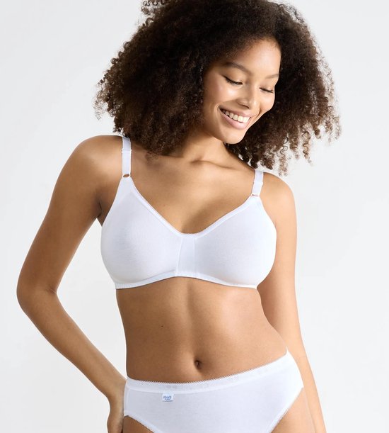 Model met witte Sloggi Basic+ beha, gemaakt van katoen.