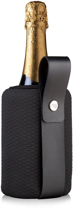 Champagnefles met gouden folie, bedekt met waterdruppels, in een zwarte neopreen wijnkoeler.