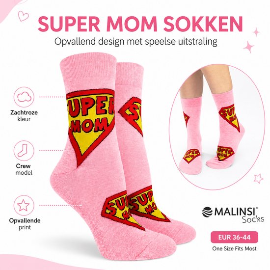 Roze sokken met 'SUPER MOM' in rood en geel superheldenlogo. Crew model.