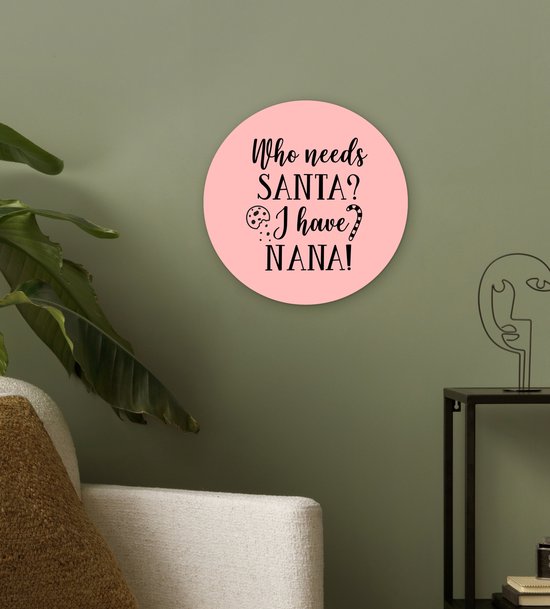 Citation de Noël Qui a besoin du Père Noël? J'ai nana! sur fond rose Assiette en plastique cercle mural - ⌀ 30 cm - peinture ronde - impression photo sur cercle mural en plastique (forex) / cercle vivant / (décoration murale)