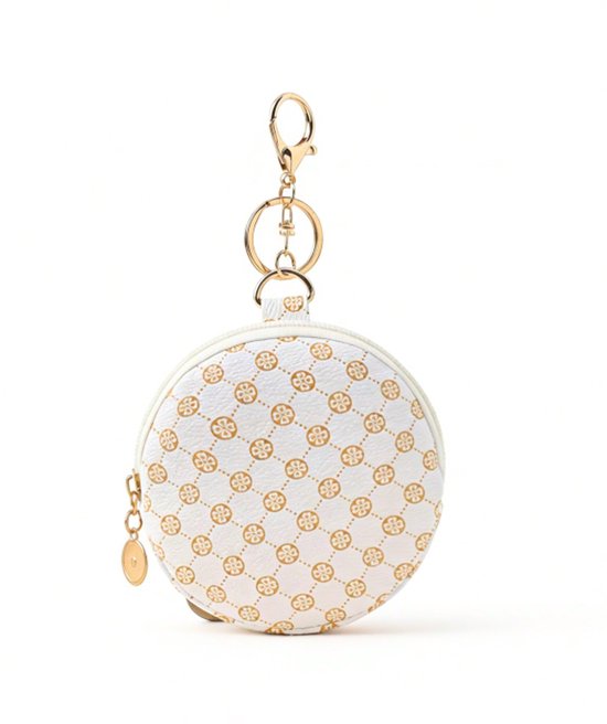 Crèmekleurig muntzakje met logopatroon en gouden ritssluiting en sleutelhanger, geïsoleerd op witte achtergrond.