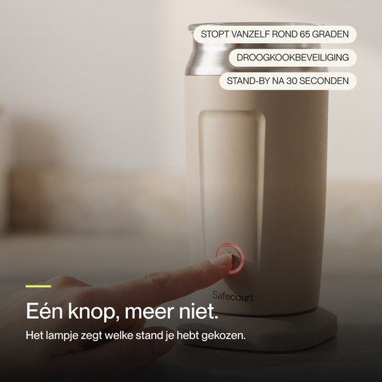 Vinger drukt op de rode knop van een beige melkopschuimer met zilveren bovenkant.