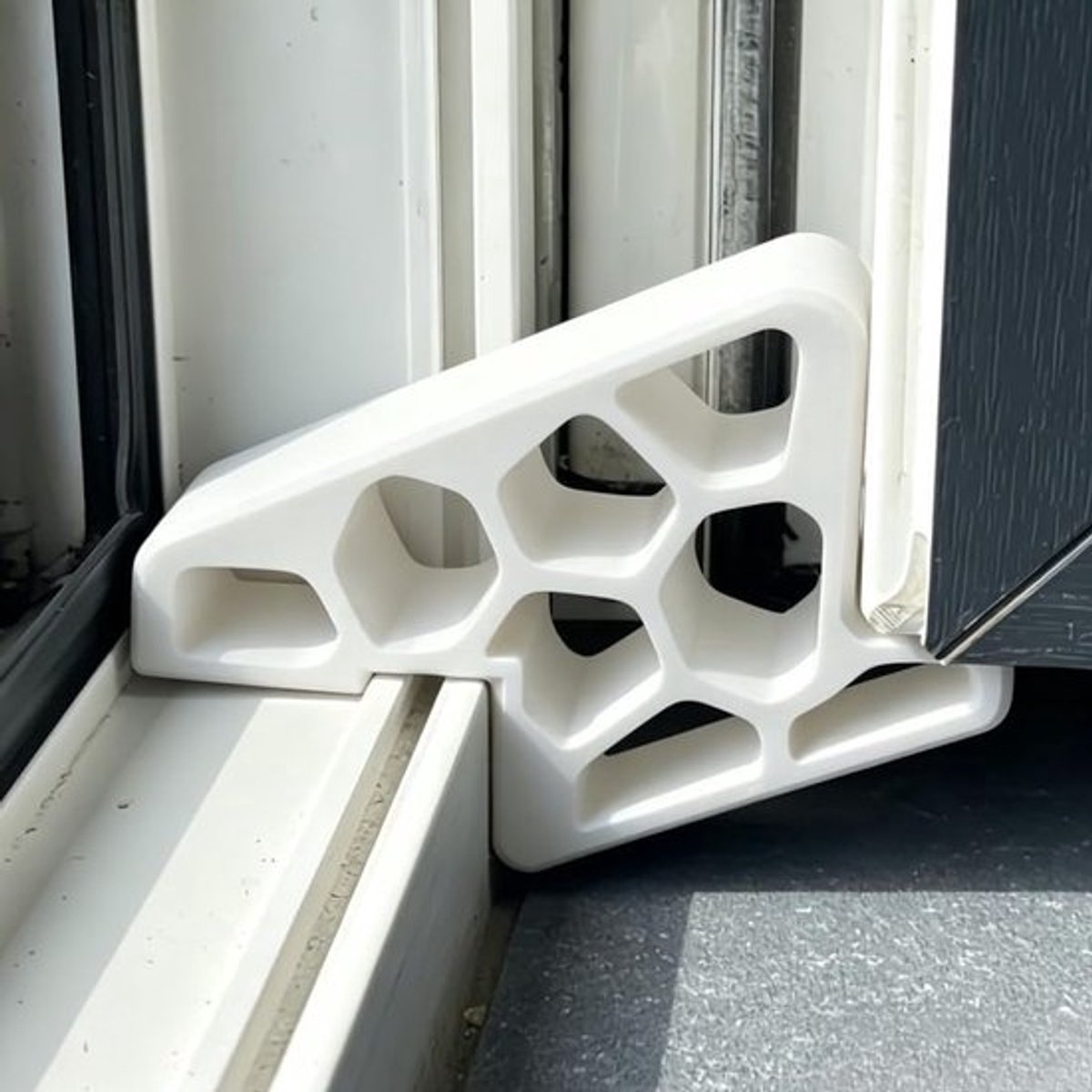 Set van 4 witte raam- en deurstoppers, multifunctionele klembeveiliging voor schuiframen, balkonramen en schuifdeuren, afmeting 9,3 × 5,3 × 1,9 cm