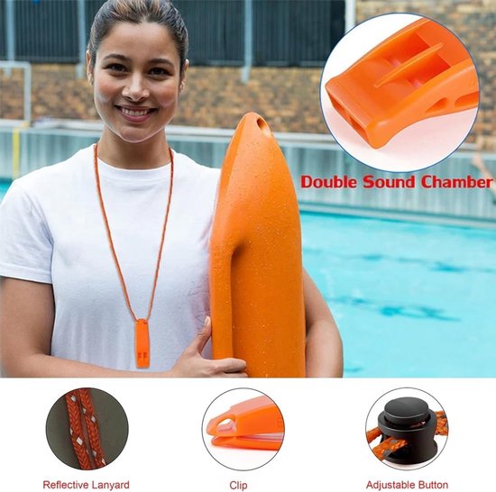 Vrouw draagt oranje veiligheidsfluitje met dubbele klankkamer, reflecterend koord, clip en verstelbare knop.
