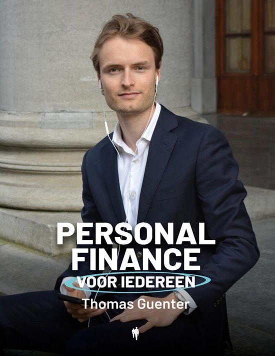Jonge man in een marineblauw pak, witte blouse en oordopjes, met een telefoon in zijn hand. "PERSONAL FINANCE VOOR IEDEREEN" geschreven op de afbeelding.