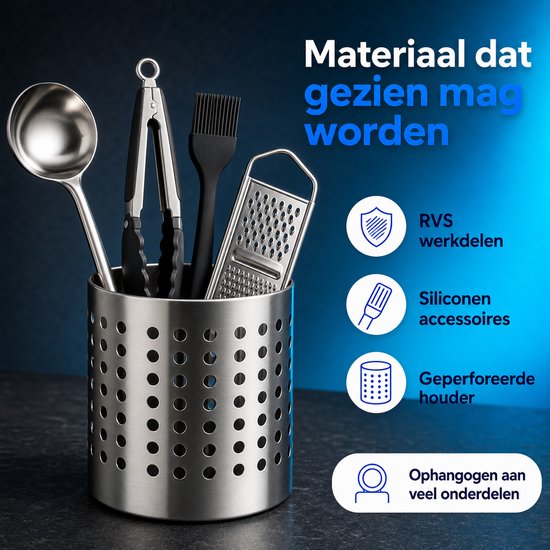 Zilverkleurige keukenhulpen in een geperforeerde houder, RVS werkdelen en siliconen accessoires.