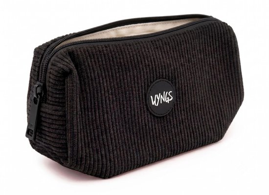 Une trousse noire rectangulaire en velours côtelé avec un logo rond WYNGS.