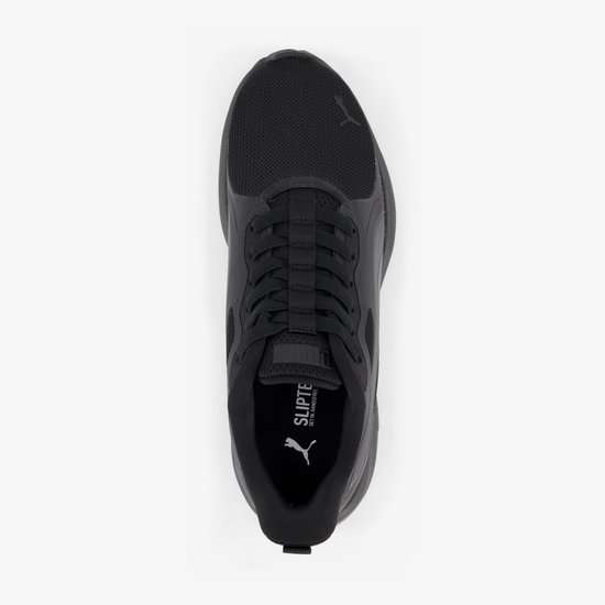 Zwarte PUMA sneaker met vetersluiting, mesh bovenwerk en Puma logo op de zijkant.