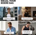 Vier mannen in verschillende situaties: dagelijks gebruik, thuis ontspannen, werkkleding, lichte sport en training. Met tekst: IDEAAL VOOR IEDERE DAG.