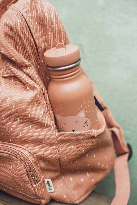 Roze roestvrijstalen drinkfles met kattengezicht in een rugzak met stippen.