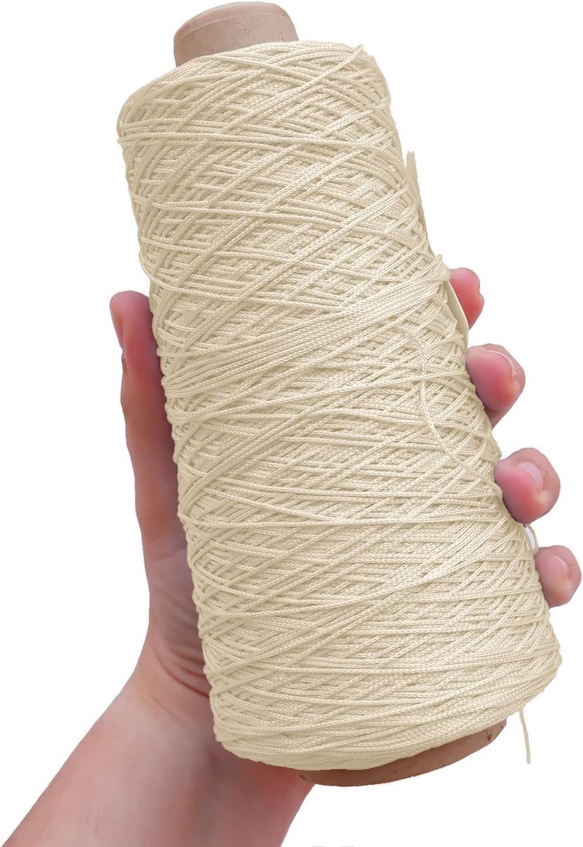 = Cuquillo Kegel. Draad Voor Tricot en Haken. Samenstelling Rayon 100%. 1 Conus van 200 Gram en 600 Meter - (Room)