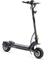 Donkergrijze elektrische step met dubbele motor, staand op witte achtergrond, met het stuur naar rechts gedraaid