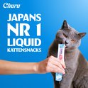 Grijze kat eet Churu kattensnack tube uit een hand. Text staat "JAPANS NR 1 LIQUID KATTENSNACKS".
