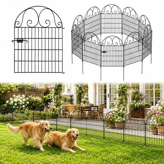 Clôture de jardin noire en métal avec volutes décoratives, devant une terrasse avec mobilier, des chiens sur l'herbe.