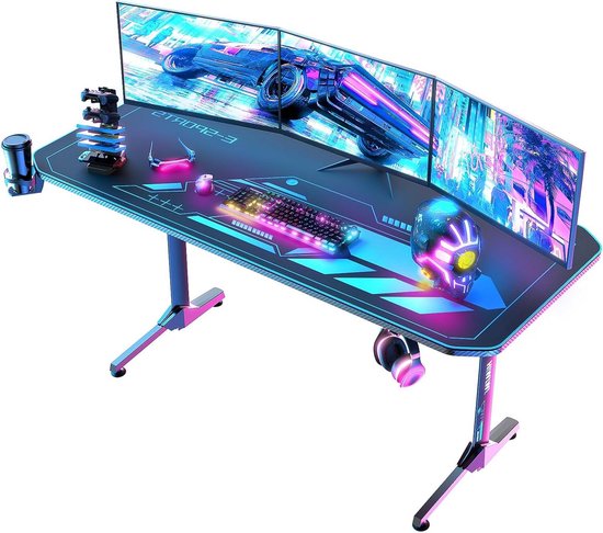 Gaming bureau met drie monitoren, game-accessoires, koptelefoon aan haak en blauwe neonaccenten.