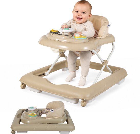 Een lachende baby zit in een taupekleurige loopstoel met een speelblad en een verstelbare rugleuning.