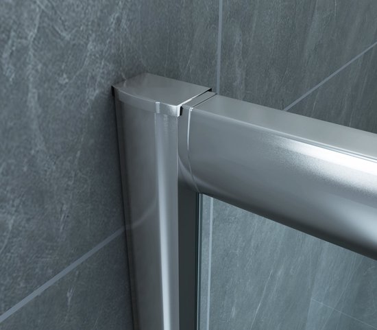 Détail de la connexion d'angle d'une cabine de douche en verre transparent avec profilés métalliques brillants.