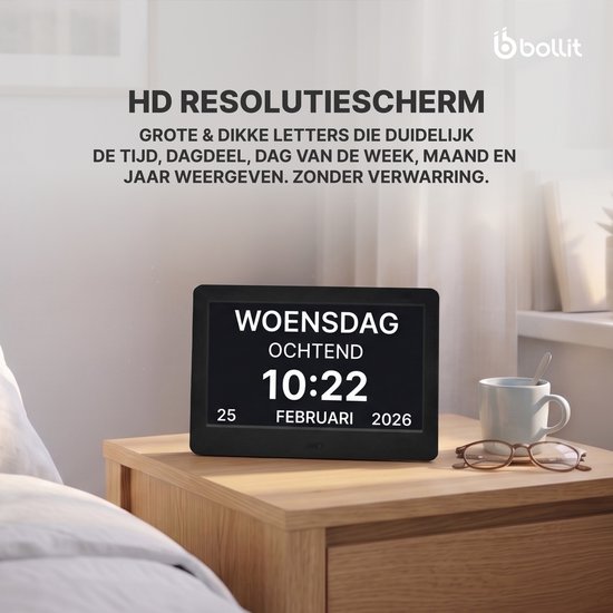 Digitale klok met "WOENSDAG OCHTEND 10:22 25 FEBRUARI 2026" op een nachtkastje met mok en bril.