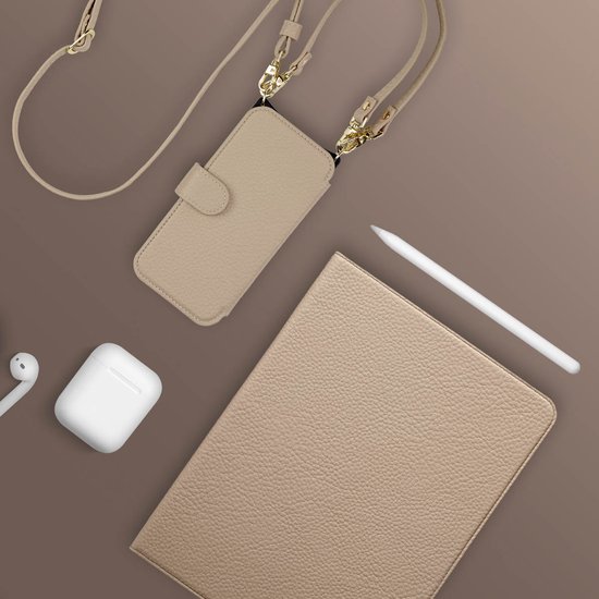 Beige telefoonhoes met koord, naast een tablet, oortjes en een stylus pen op een bruine ondergrond.