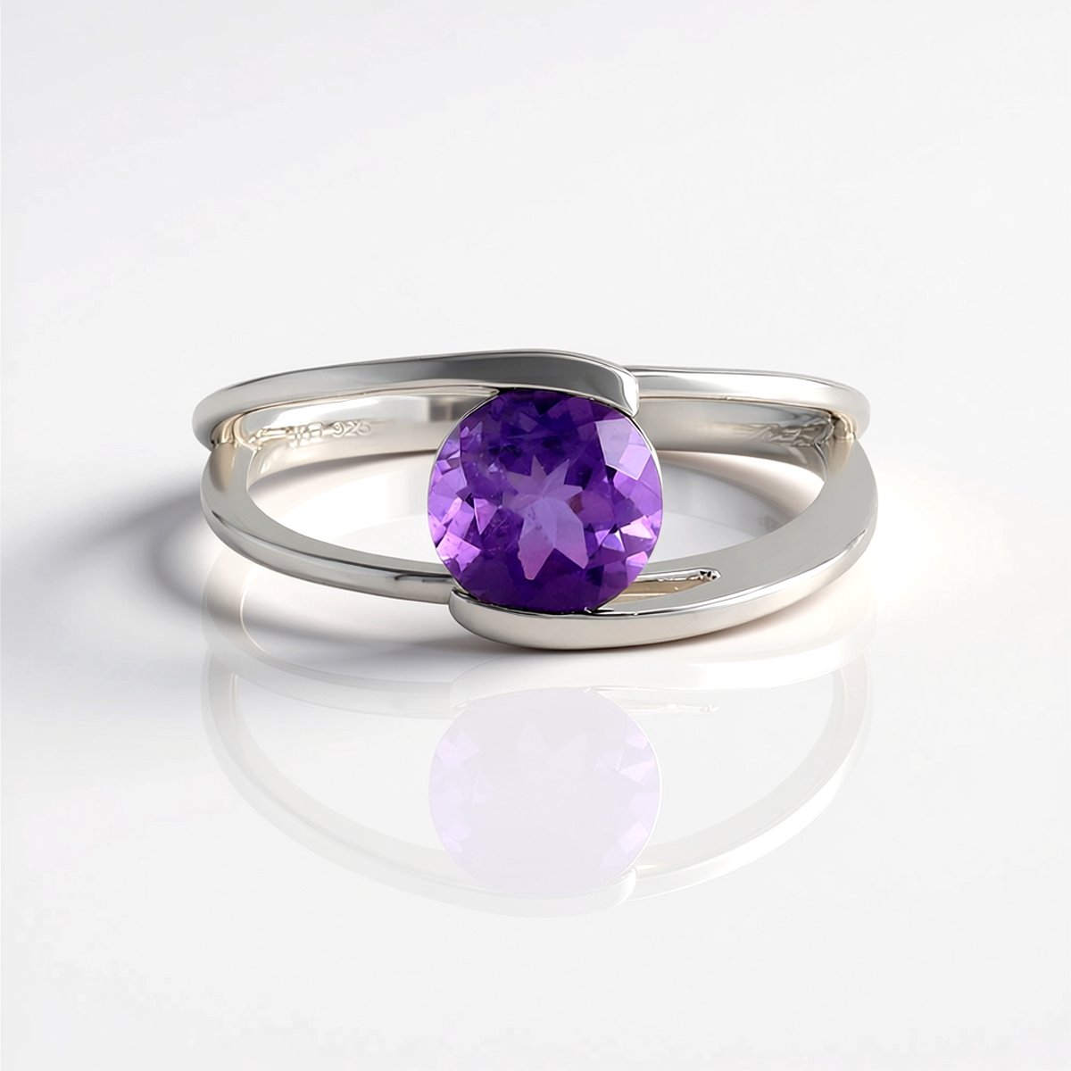 Cavill - 925 Sterling Zilver Ring - 1,098 ct Siberische Amethist - Platina Verguld Bezel - Elegante Paarse Rondzetting - Stijlvolle Avondring