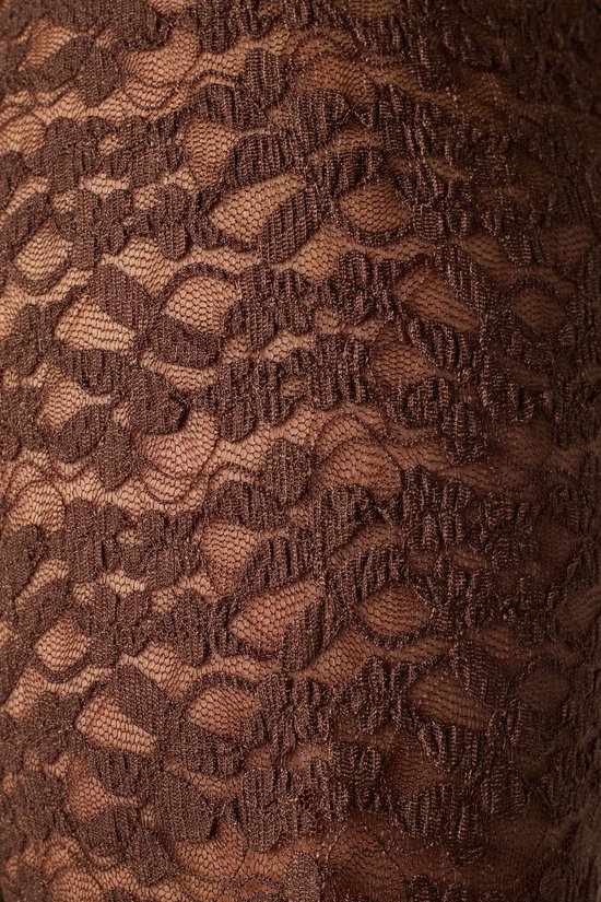 Detail van bruin kant met een golvend patroon.