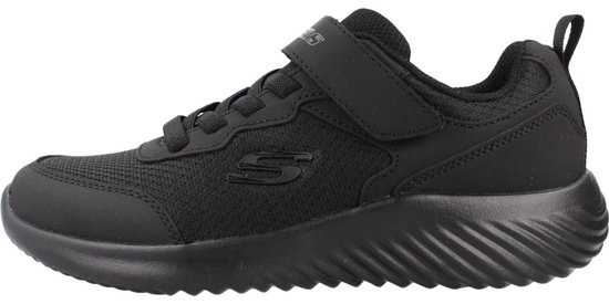 Zijkant van een zwarte Skechers sneaker met klittenband en veters.
