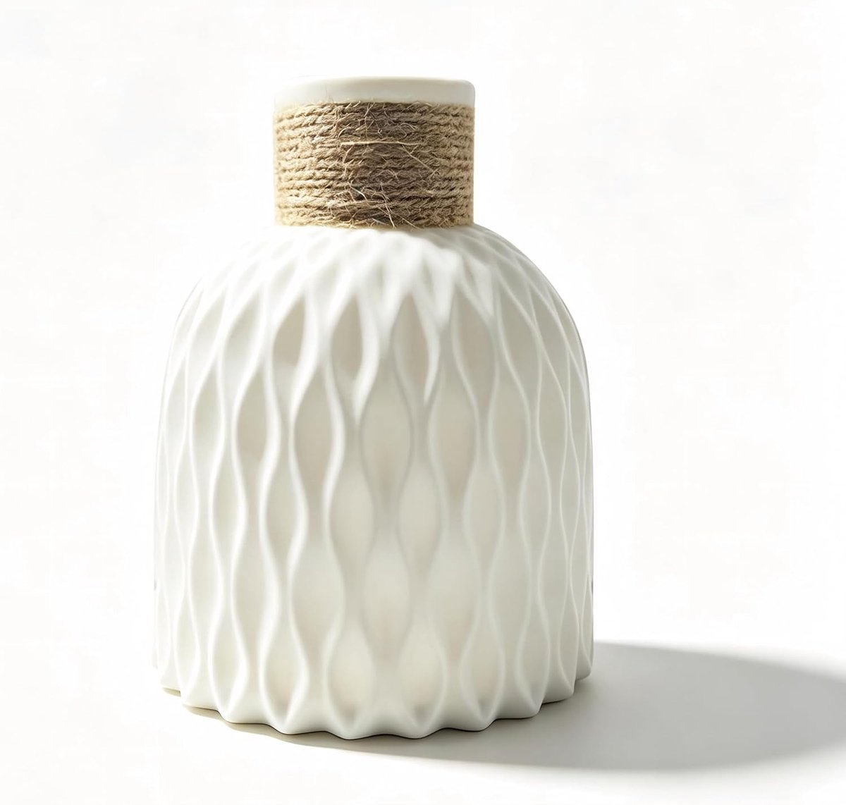 Moderne Witte Vaas voor Bloemen - Minimalistische Decoratie voor Thuis en Tafels - Corrugated Design en Stijlvolle Interieuraccessoires