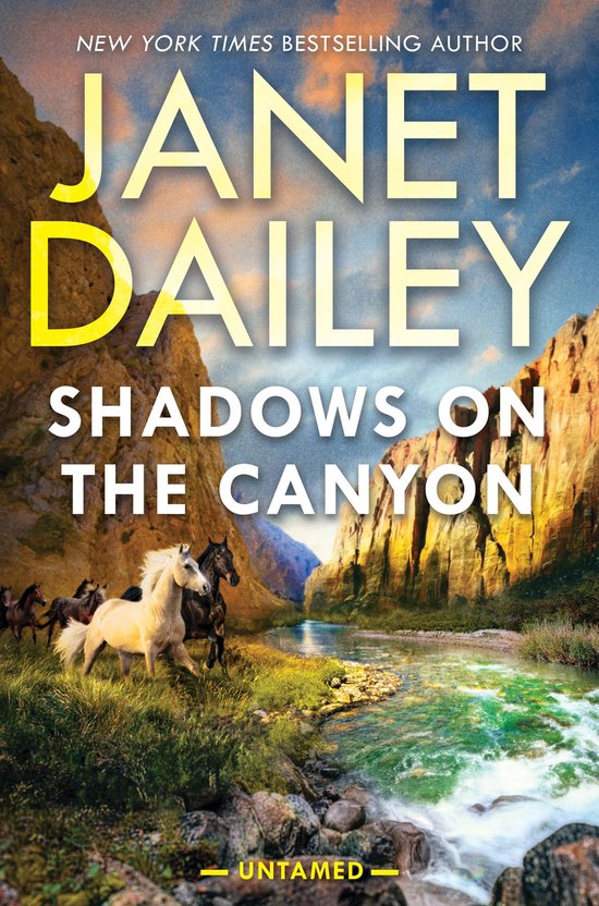Boekomslag van Janet Dailey's 'Shadows on the Canyon'. Een rivier stroomt door een canyon met rotswanden, met paarden die gras eten op de oever.